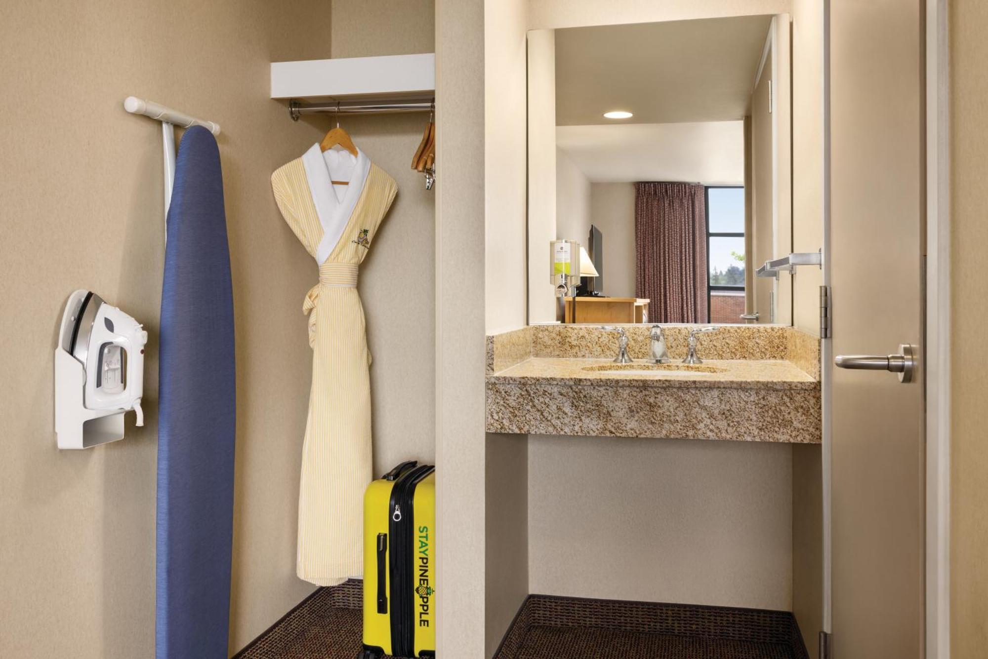 Staypineapple, University Inn, University District Сиэтл Экстерьер фото